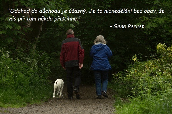 Dva senioři se psem jdoucí do lesa s citátem o důchodu od Geneho Perreta.