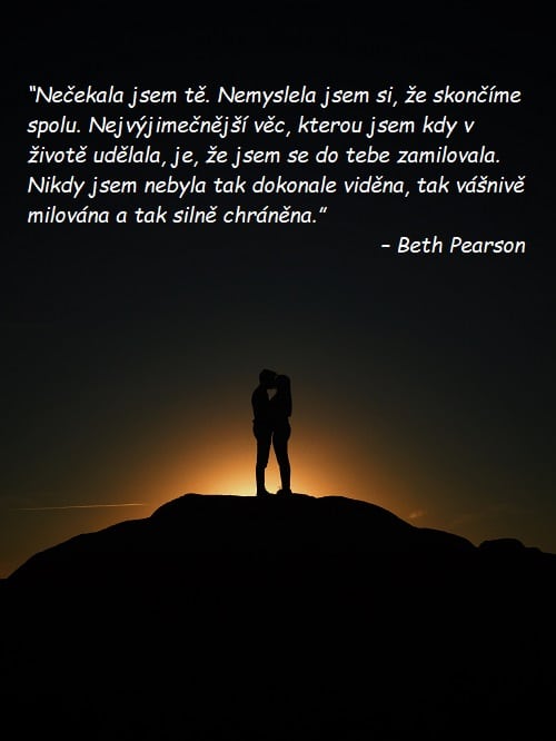 Silueta páru na kopci při západu slunce s citátem o lásce od Beth Pearson