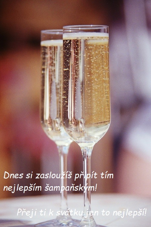Dvě sklenky se šampaňským s přáním všeho nejlepšího k svátku.