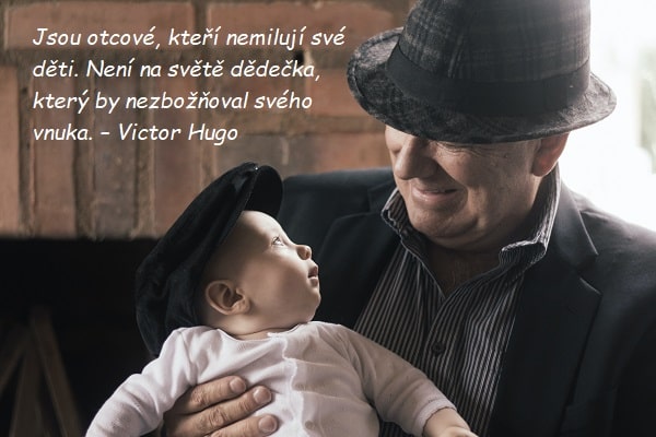 Citát o dědovi od Victora Huga na pozadí starého smějícího se muže v klobouku, který drží miminko.