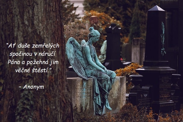 Socha sedícího anděla na náhrobku s citátem o duších zemřelých. 