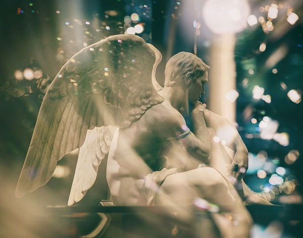 Socha sedícího zamyšleného anděla