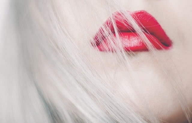 Detailní obrázek blondýny s červenou rtěnkou. 