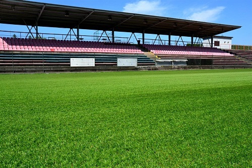 Fotografie fotbalového stadionu Rudolfa Labaje s tribunami v Třinci.