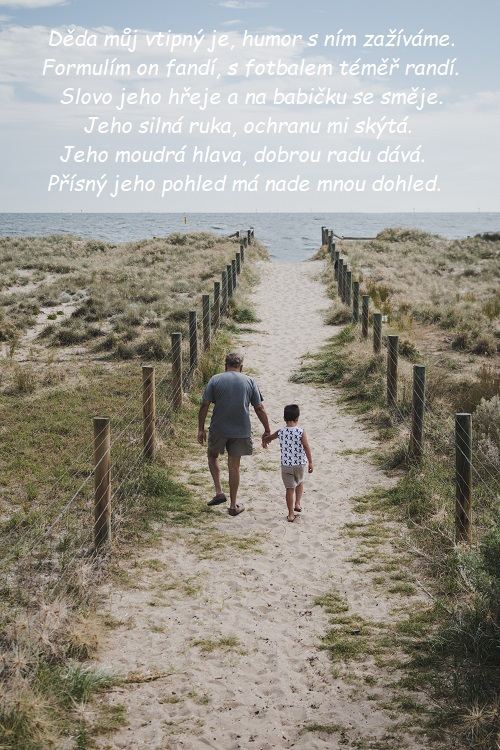 Starší muž držící malého chlapce za ruku, jdoucí po pláži směrem k moři s verši pro dědu.