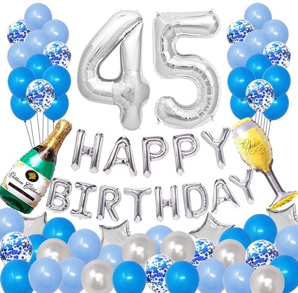 Modré nafukovací balónky obklopující nápise ze stříbrných balónků "45 happy birthday". 