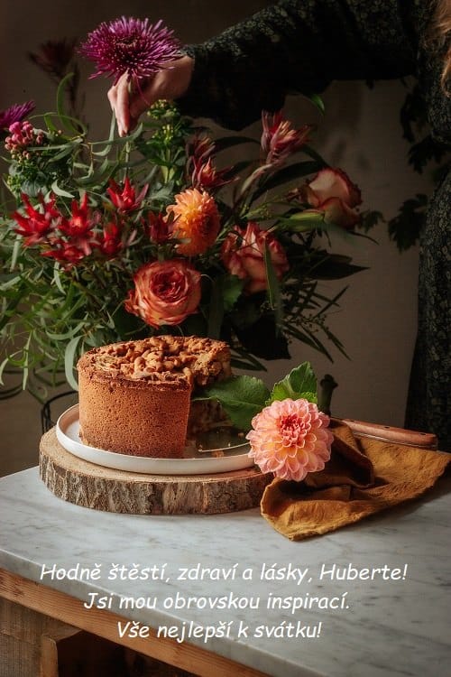 Nakrojený dort s kyticí květů ve váze se svátečním blahopřáním Hubertovi. 