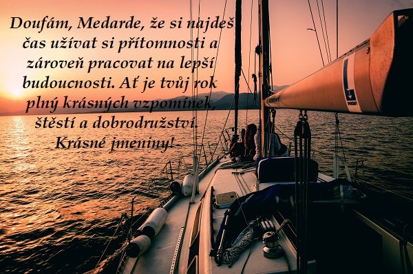 Blahopřání ke jmeninám Medardovi na pozadí plující lodi na moři při západu slunce.
