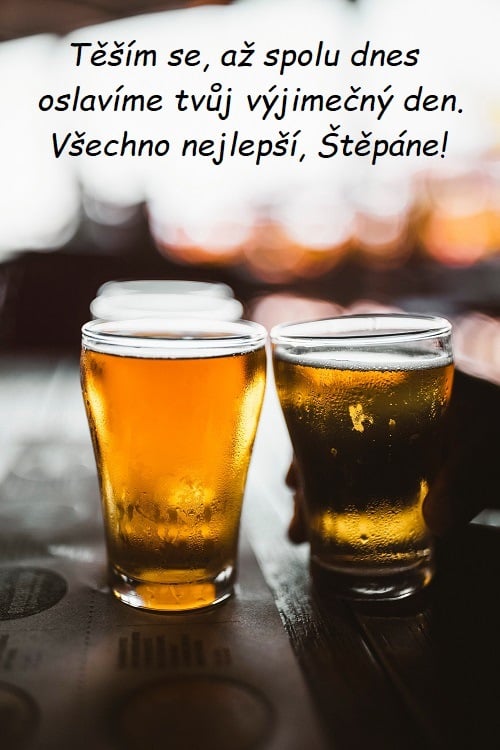 Tři sklenice plné piva s přáním všeho nejlepšího Štěpánovi. 