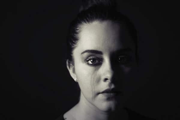 černobílá fotografie tváře plačící ženy
