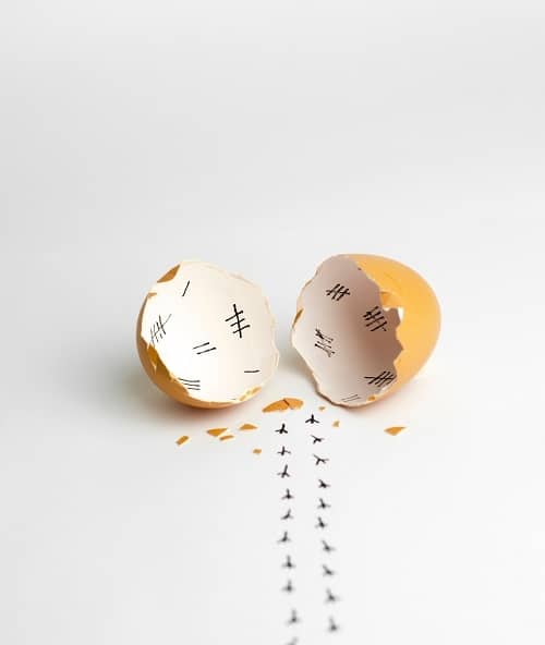 Prázdná vajíčková skořápka s nakreslenými stopami po kuřátku, které odešlo.