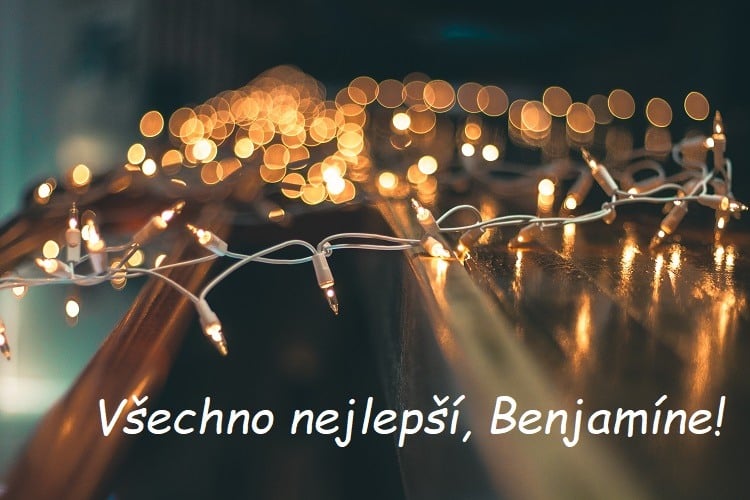 Vánoční světelný řetěz s bílým nápisem Všechno nejlepší, Benjamíne!