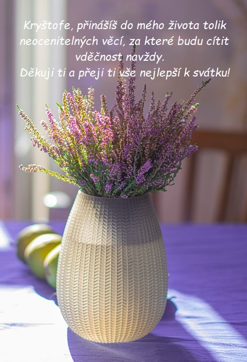Levandule ve váze na stole s fialovým ubrusem s přáním k svátku pro Kryštofa.