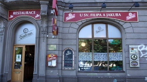 Vchod do restaurace "U sv. Filipa a Jakuba" na pražském Smíchově.