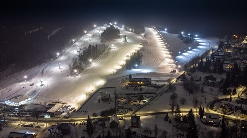 Pohled na noční lyžařské středisko Ski Karlov.