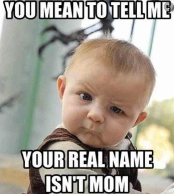Vtipně se mračící mimino s nápisem You mean to tell me your real name isn´t mom.