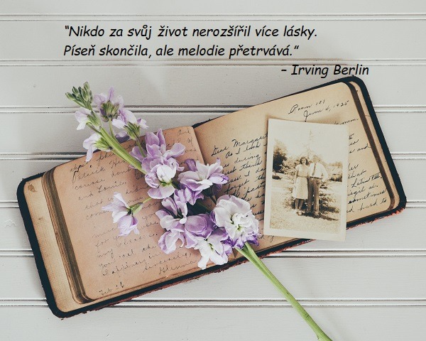 Vzpomínkový citát od Irvinga Berlina na pozadí fotografie s památníkem, květinou a starou fotografií. 