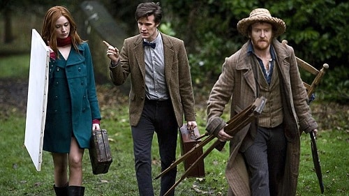Fotografie tří hlavních postav ze seriálu Pán času z epizody "Vincent a Doktor".