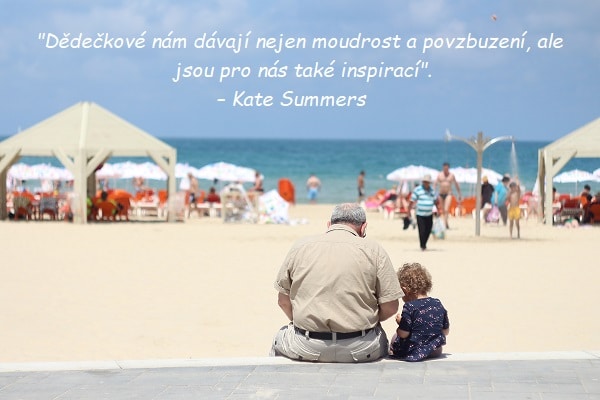 Zády sedící dědeček s malou holčičkou na pláži u moře s citátem o dědečkovi od Kate Summers.