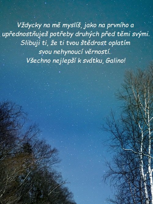 Přáníčko k svátku pro Galinu na pozadí korun stromů pod hvězdnou oblohou.