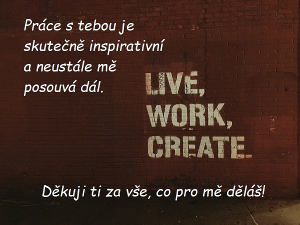 Poděkování za spolupráci na pozadí zdi s nápisem "Live, work, create".