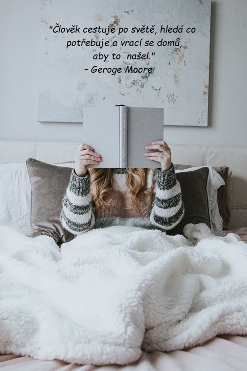 Citát o domově od George Moora na pozadí ženy sedící v posteli, která si čte knihu.