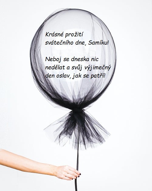 Dámská ruka držící průhledný nafukovací balónek s přáním krásného prožití svátečního dne Samíkovi.