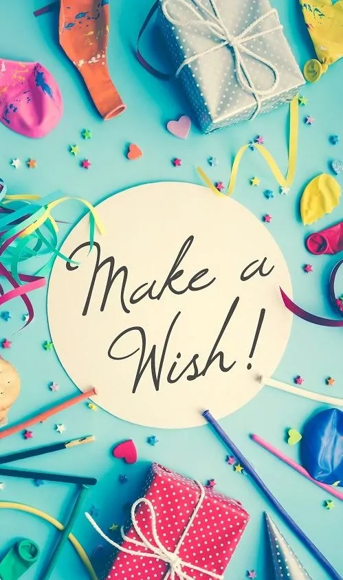 Foto s mátovým pozadím, dárky, balónky a nápisem Make a Wish!