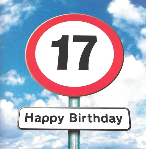 Dopravní značka s číslem 17 a nápisem Happy Birthday.