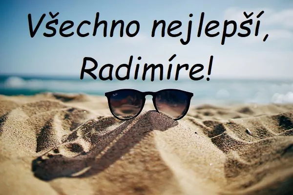 Přání "Všechno nejlepší, Radimíre!" na pozadí slunečních brýlí ležících na písečné pláži u moře.