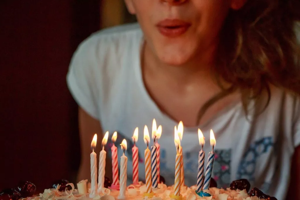 Oslava narozenin s dortem a svíčkami.